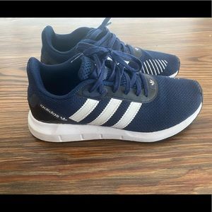 Boys Size 5 Adidas tennis shoe